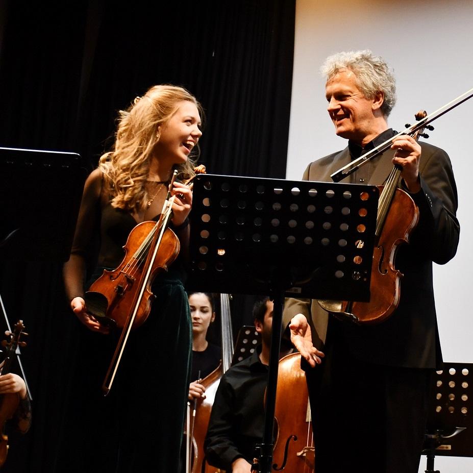 Lieferten sich in Mozarts „Sinfonia concertante Es-Dur KV 364“ mit Violine und Viola ein zunächst träumerisches Zwiegespräch, das zu großer Impulsivität erwacht: Professor Matthias Buchholz und Judith Stapf.