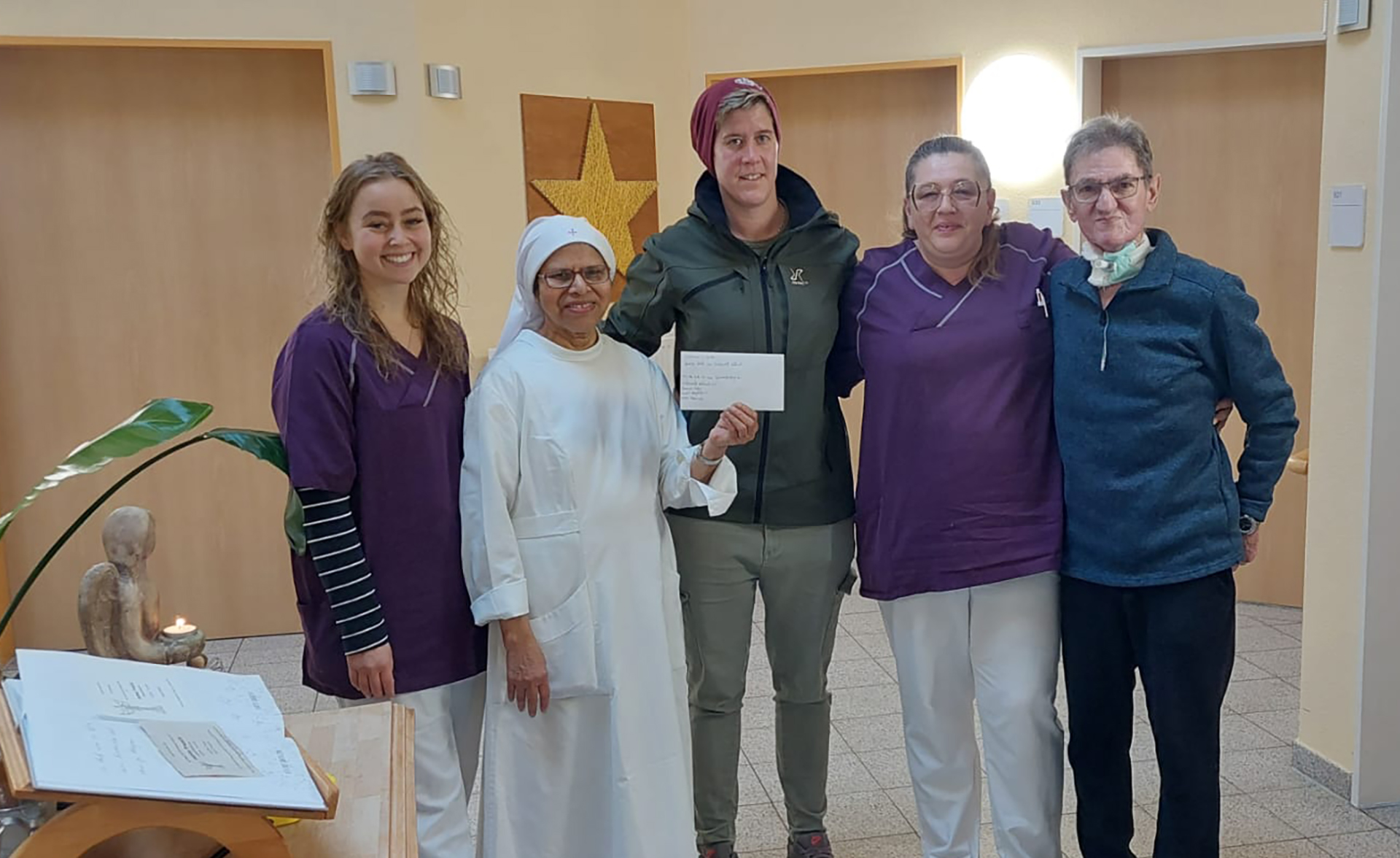 Auch die Vorsitzende des Kallmuther Ortskartells, Jaqueline Fesel (m.), überbrachte dem Hospiz eine Geldspende. Zusammengekommen war die Summe bei einem weihnachtlichen Beisammensein am Kapellchen. (c) Foto: Privat/pp/Agentur ProfiPress