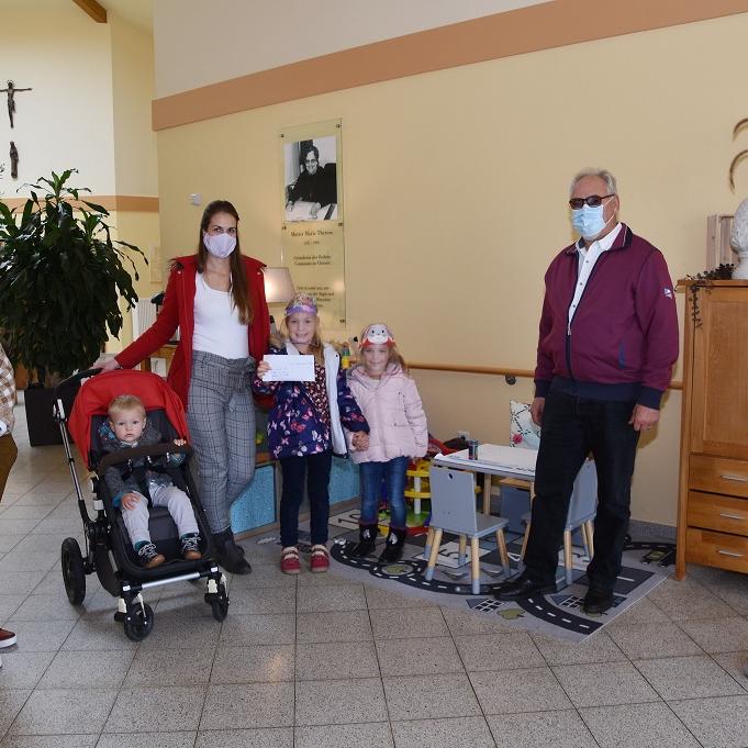 Heimleiterin Sonja Plönnes (v.l.) nahm die Geldspende aus der Kallmuther Engelaktion Kallmuth von Leander, Jacqueline, Felia und Madelaine Schott sowie Ortsvorsteher Robert Ohlerth entgegen, ebenfalls mit dabei im Hospiz „Stella Maris“ des Ordo Communionis in Christo Pflegedienstleiterin Verena Izzo.