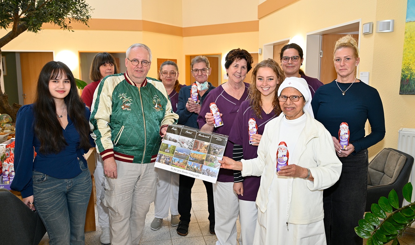 Jürgen Reuter (3. v. l.) übergab dem Hospiz-Team von Stella Maris kürzlich liebevoll gestaltete Mechernich-Kalender für die Zimmer, Schokoladen-Weihnachtsmänner für alle Mitarbeiterinnen und Mitarbeiter sowie eine Geldspende. Auch Tochter Celina (l.) war mit dabei. (c) Foto: Henri Grüger/pp/Agentur ProfiPress