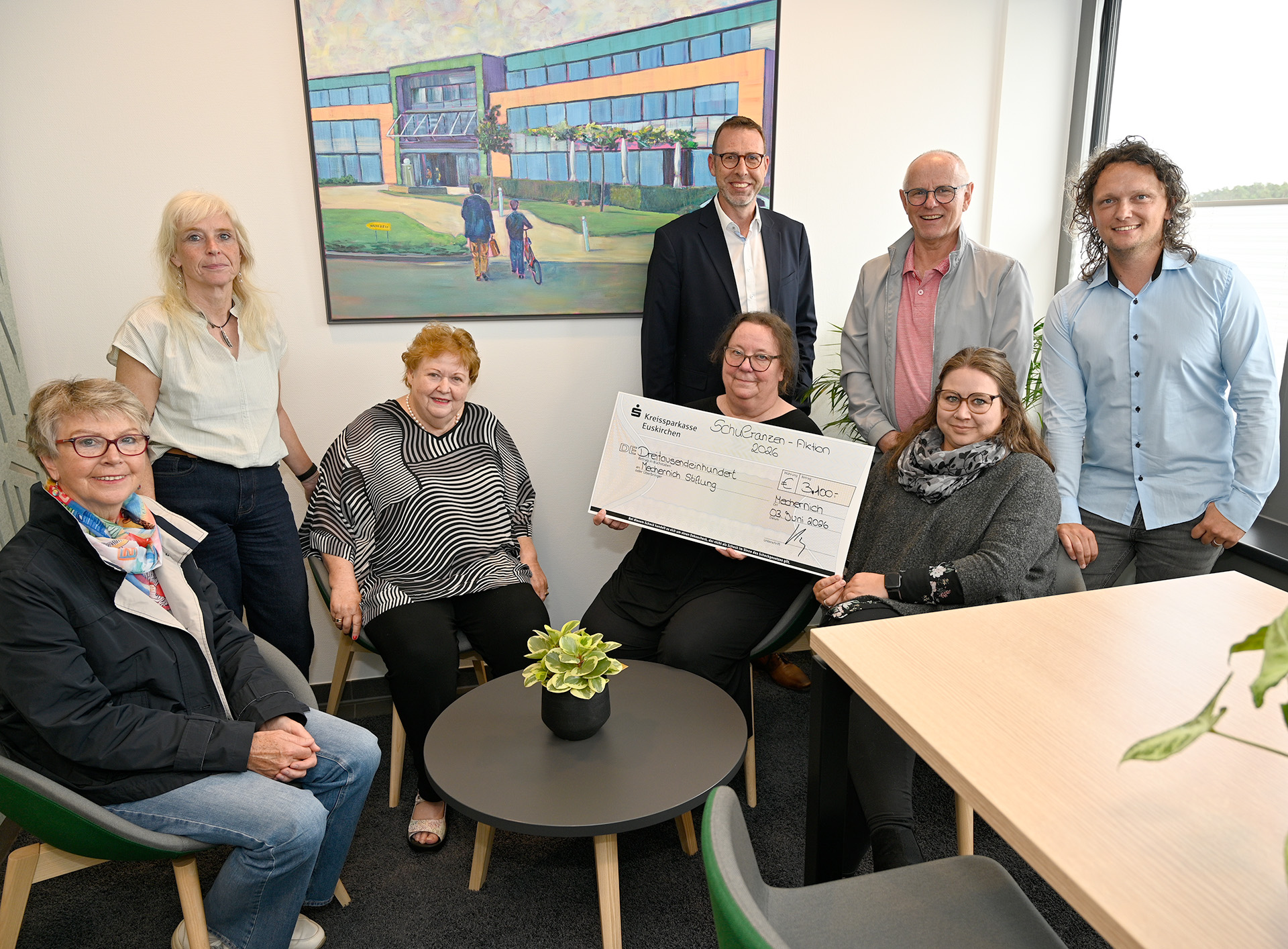 Mit satten 3.100 Euro für Schulranzen unterstützt die Mechernich-Stiftung 31 Kinder im ganzen Stadtgebiet. Hier die symbolische Scheckübergabe im Rathaus: (v. r., hinten) Björn Schäfer, Ralf Claßen und Volker Zart von der Mechernich-Stiftung, (v. r., vorne) Verena Kleinfeld (AWO), Claudia Korth-Kreimendahl (St. Severinus), Rita Gerdemann (Stiftung), Heidi Zander (Caritas) und Maria Jentgen (Stiftung). F (c) Foto: Henri Grüger/pp/Agentur ProfiPress