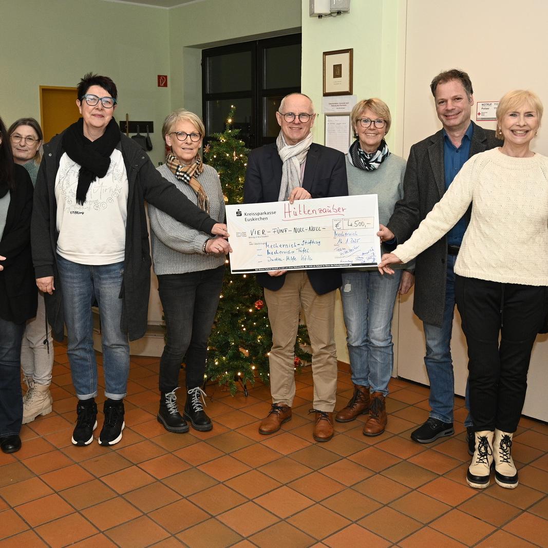 4.500 Euro hatte die GdG St. Barbara beim gut besuchten Hüttenzauber-Event einnehmen können und an die Mechernich Stiftung, die Tafel und die Indienhilfe Köln gespendet. Die ausgelassene Übergabe fand im Johanneshaus statt.