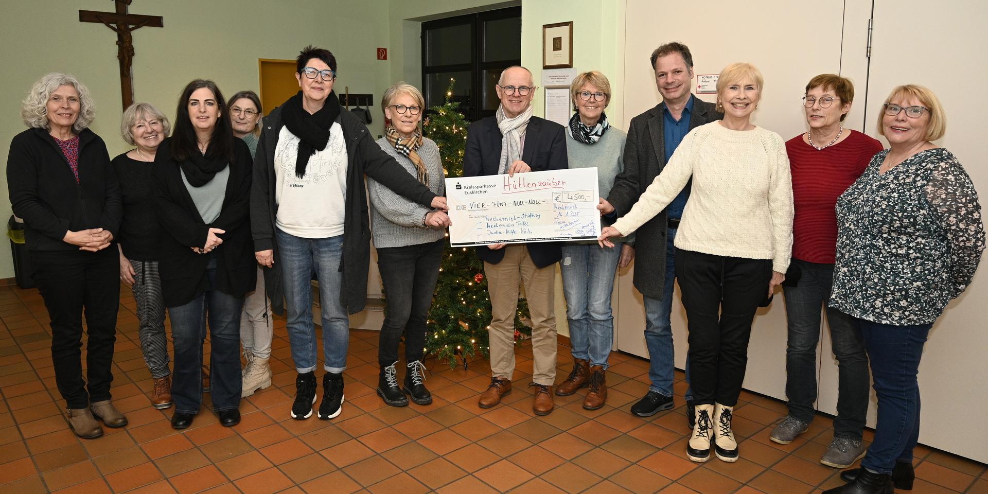 4.500 Euro hatte die GdG St. Barbara beim gut besuchten Hüttenzauber-Event einnehmen können und an die Mechernich Stiftung, die Tafel und die Indienhilfe Köln gespendet. Die ausgelassene Übergabe fand im Johanneshaus statt.