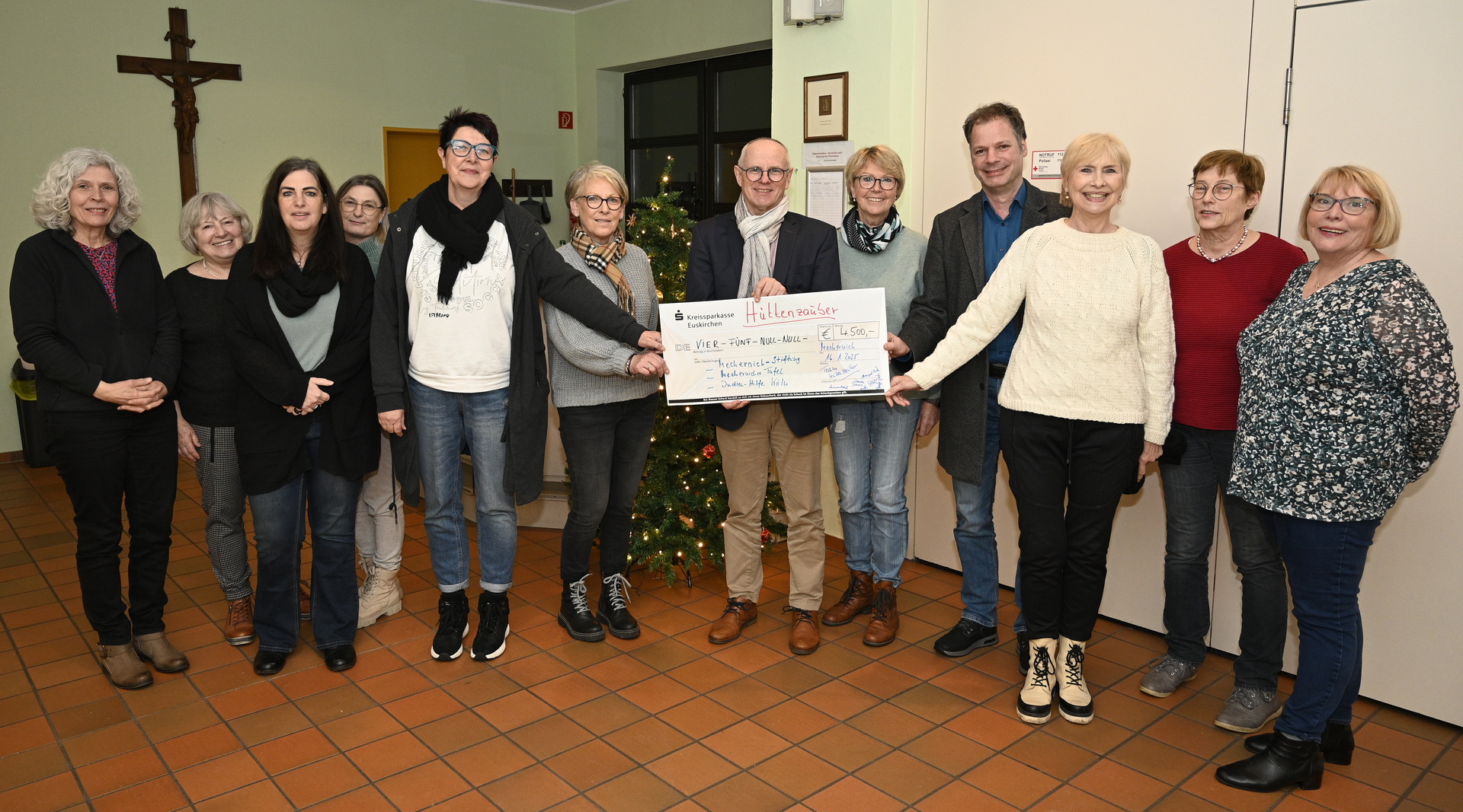 4.500 Euro hatte die GdG St. Barbara beim gut besuchten Hüttenzauber-Event einnehmen können und an die Mechernich Stiftung, die Tafel und die Indienhilfe Köln gespendet. Die ausgelassene Übergabe fand im Johanneshaus statt. (c) Foto: Henri Grüger/pp/Agentur ProfiPress