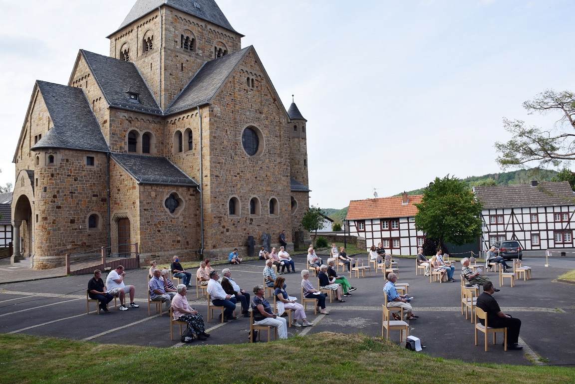 Auf dem Nöthener Kirchenplatz konnte man sich während dem Gottesdienst wohlfühlen. (c) Kirsten Röder/pp/Agentur ProfiPress