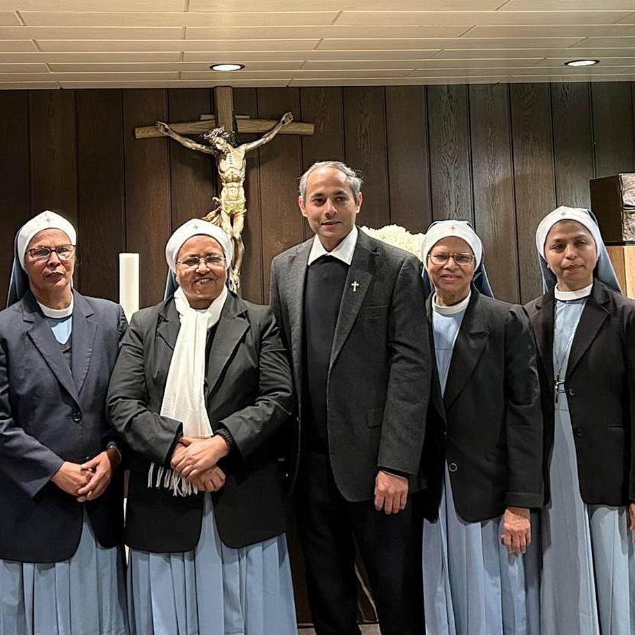 Gruppenbild in der Hauskapelle der Communio in Christo in Mechernich mit Generaloberin Rev. Sr. Alphonsa (4.v.l.), Generalsuperior Jaison Thazhathil (m.)  und Rev. Sr. Rose Mary (3.v.l.) und den Schwestern Little Flower (v.r.) Lia Tom, Christy, Rose, Tessina und Nimisha.