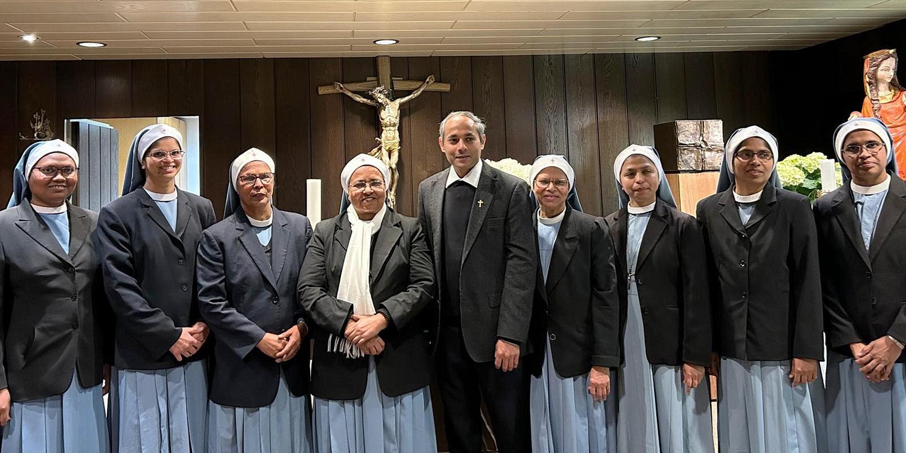 Gruppenbild in der Hauskapelle der Communio in Christo in Mechernich mit Generaloberin Rev. Sr. Alphonsa (4.v.l.), Generalsuperior Jaison Thazhathil (m.)  und Rev. Sr. Rose Mary (3.v.l.) und den Schwestern Little Flower (v.r.) Lia Tom, Christy, Rose, Tessina und Nimisha.