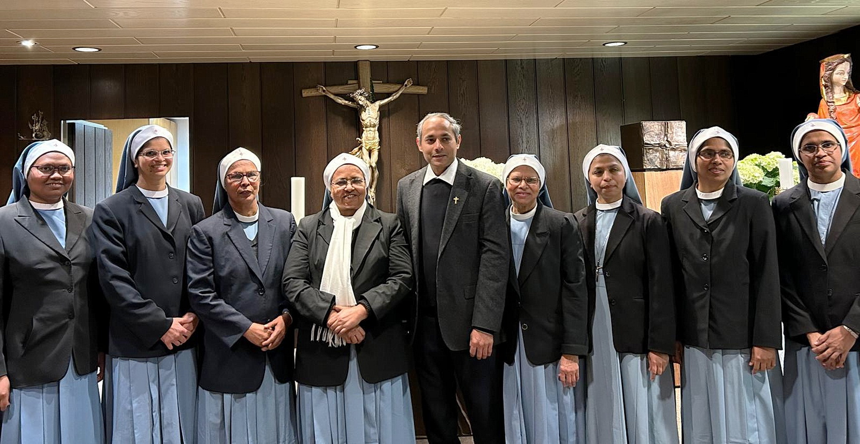 Gruppenbild in der Hauskapelle der Communio in Christo in Mechernich mit Generaloberin Rev. Sr. Alphonsa (4.v.l.), Generalsuperior Jaison Thazhathil (m.)  und Rev. Sr. Rose Mary (3.v.l.) und den Schwestern Little Flower (v.r.) Lia Tom, Christy, Rose, Tessina und Nimisha. (c) Foto: Privat/pp/Agentur ProfiPress