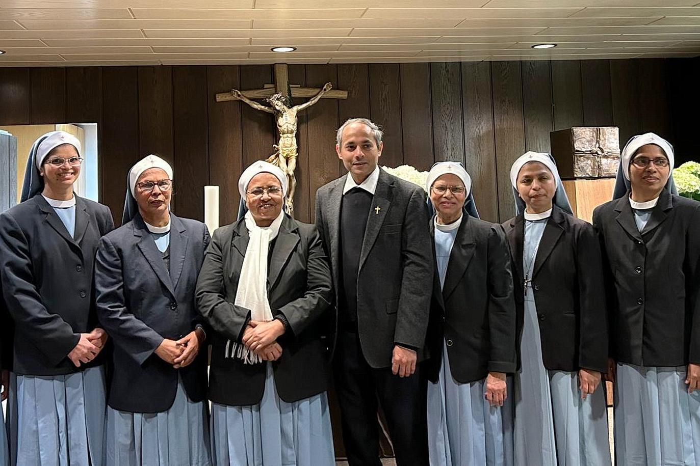 Gruppenbild in der Hauskapelle der Communio in Christo in Mechernich mit Generaloberin Rev. Sr. Alphonsa (4.v.l.), Generalsuperior Jaison Thazhathil (m.)  und Rev. Sr. Rose Mary (3.v.l.) und den Schwestern Little Flower (v.r.) Lia Tom, Christy, Rose, Tessina und Nimisha.