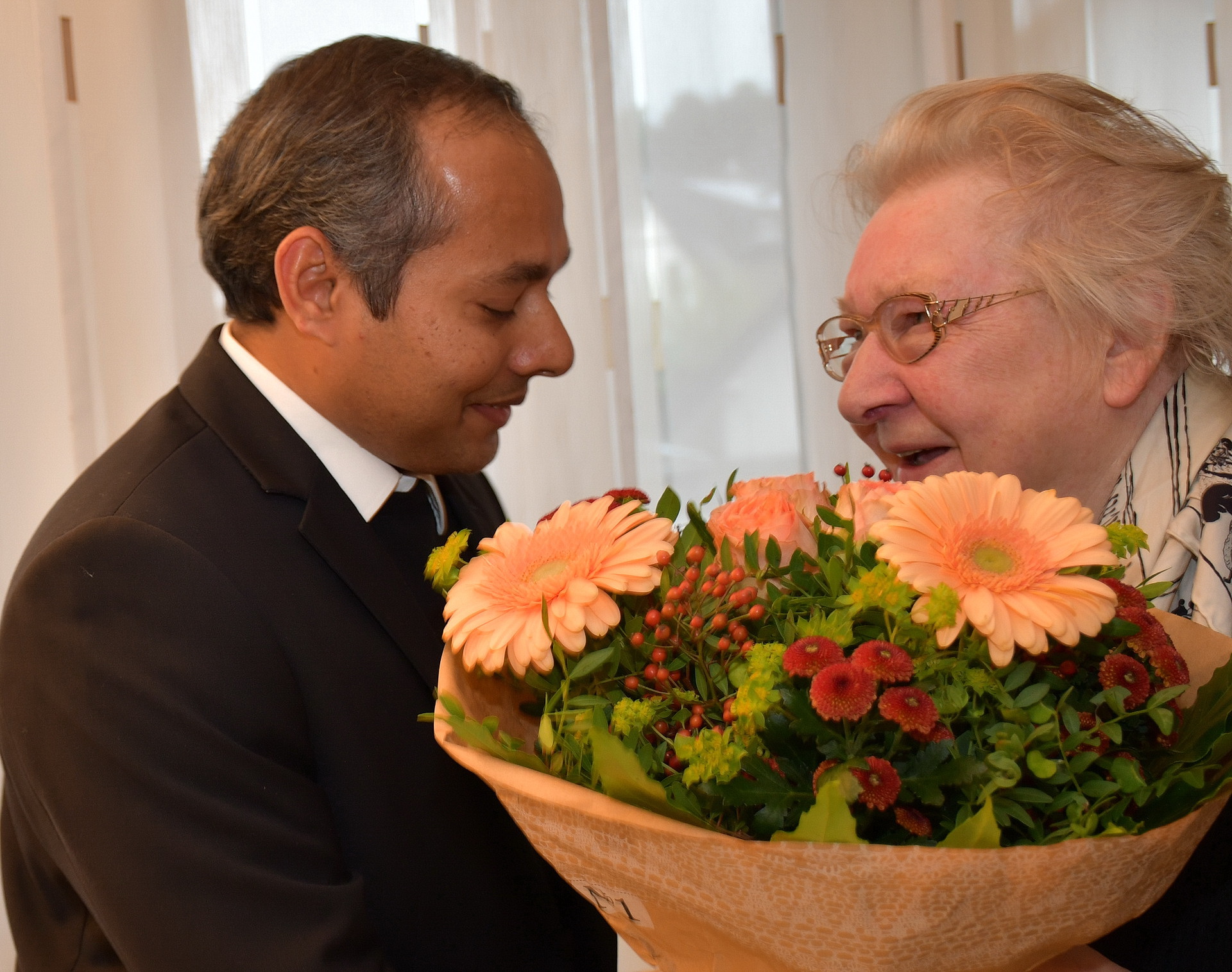 Schwester Dorothea, eine der ältesten Schwestern und wichtigsten Wegbegleiterinnen der Gründerin, gratuliert dem neuen Generalsuperior Jaison Thazhathil. (c) Foto: Sabine Roggendorf/pp/Agentur ProfiPress