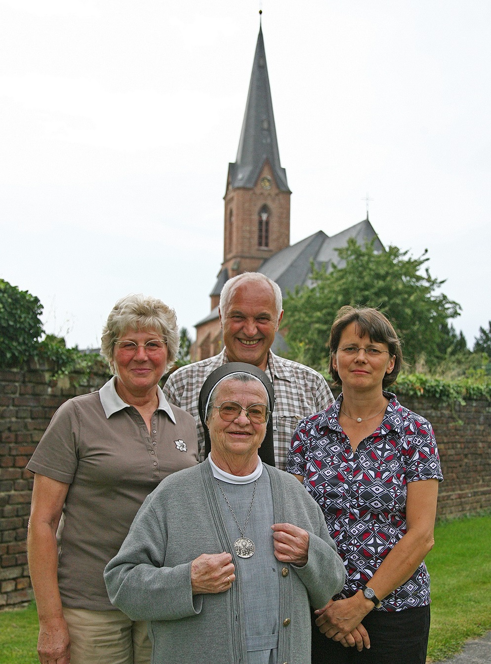 Vor St. Hubertus in Obergartzem: Schwester Jutta, Konrad und Gertrud Hamacher sowie ihre Nichte Petra. (c) Archivfoto: pp/Agentur ProfiPress