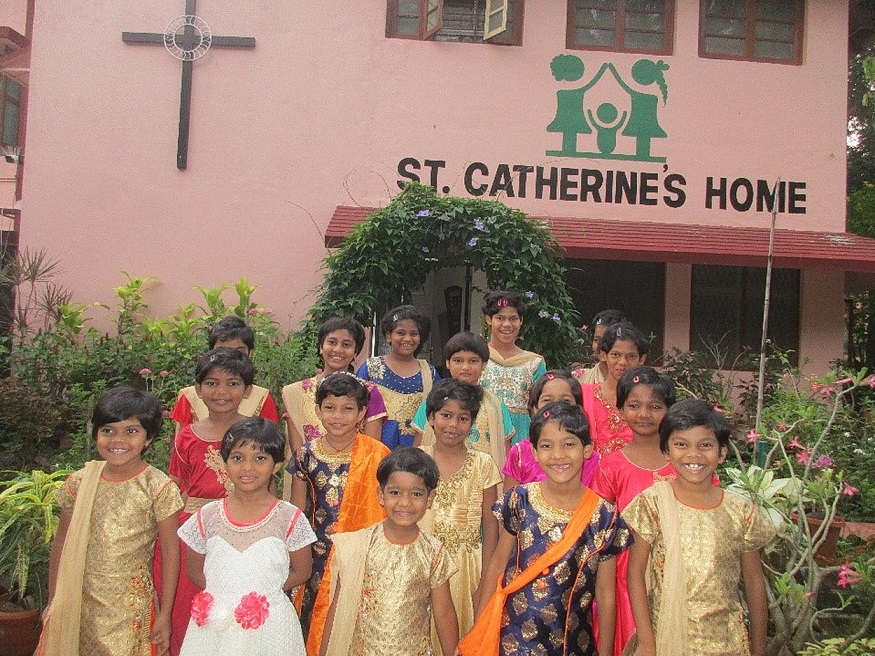 Ein aktuelles Bild aus Andheri/Indien: Mädchen vor dem St.-Katharinen-Heim. (c) Andheri/pp/Agentur ProfiPress