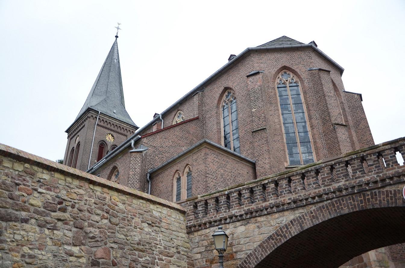 In „St. Severinus Kommern“ findet am 30. März eine Osternachtsmesse mit anschließender „Agape“ im Pfarrheim am Kirchberg statt.
