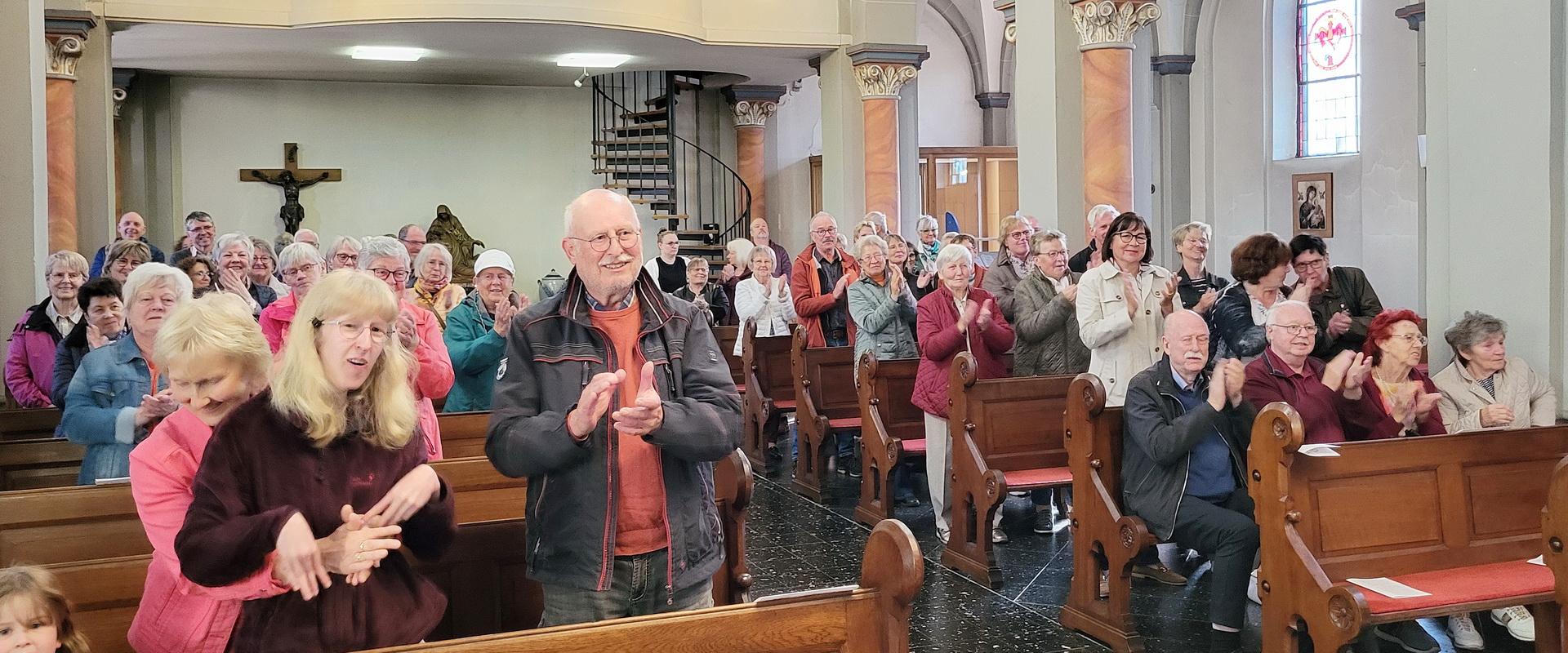 Der jüngste Mutmachgottesdienst in St. Rochus in Strempt diente nicht nur der spirituelle Erbauung: Am Ende gab es stehende Ovationen für Band und Chor „Rainer Wahnsinn“.