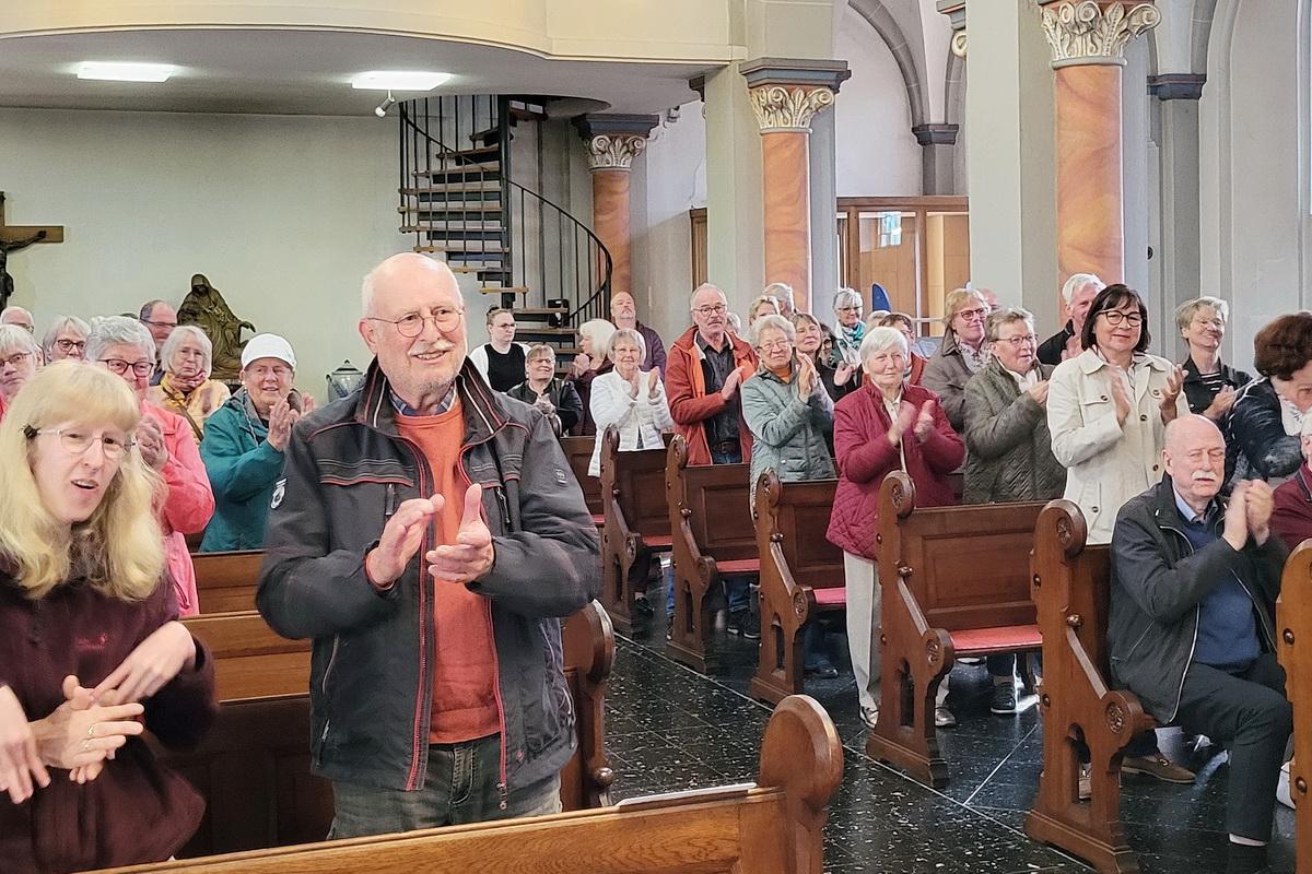 Der jüngste Mutmachgottesdienst in St. Rochus in Strempt diente nicht nur der spirituelle Erbauung: Am Ende gab es stehende Ovationen für Band und Chor „Rainer Wahnsinn“.