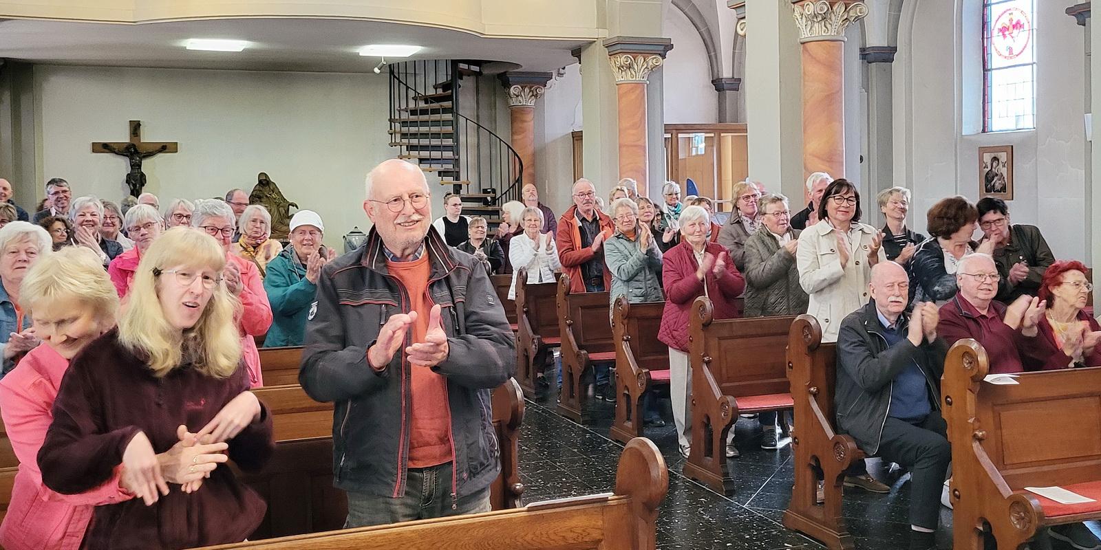 Der jüngste Mutmachgottesdienst in St. Rochus in Strempt diente nicht nur der spirituelle Erbauung: Am Ende gab es stehende Ovationen für Band und Chor „Rainer Wahnsinn“.