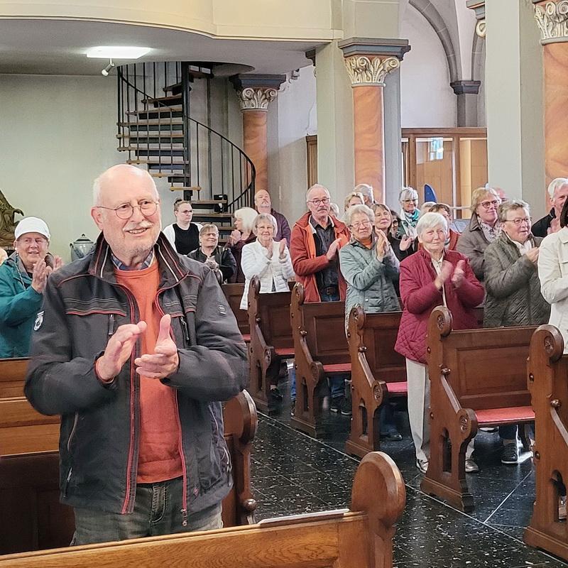 Der jüngste Mutmachgottesdienst in St. Rochus in Strempt diente nicht nur der spirituelle Erbauung: Am Ende gab es stehende Ovationen für Band und Chor „Rainer Wahnsinn“.