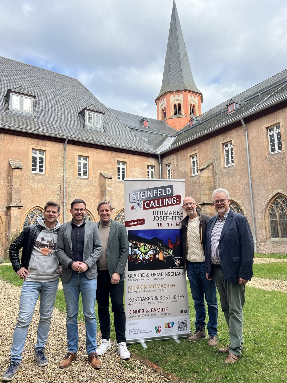 Intendant Erik Arndt (v.r.), Programmchef Martin Reinicke, Landrat Markus Ramers, Kalls Bürgermeister Emmanuell Kunz und Sänger Uwe Reetz stellten „Steinfeld Calling 2026“ in einer Pressekonferenz dem Schleidener „WochenSpiegel“ vor. (c) Foto: Michael Nielen/pp/Agentur ProfiPress
