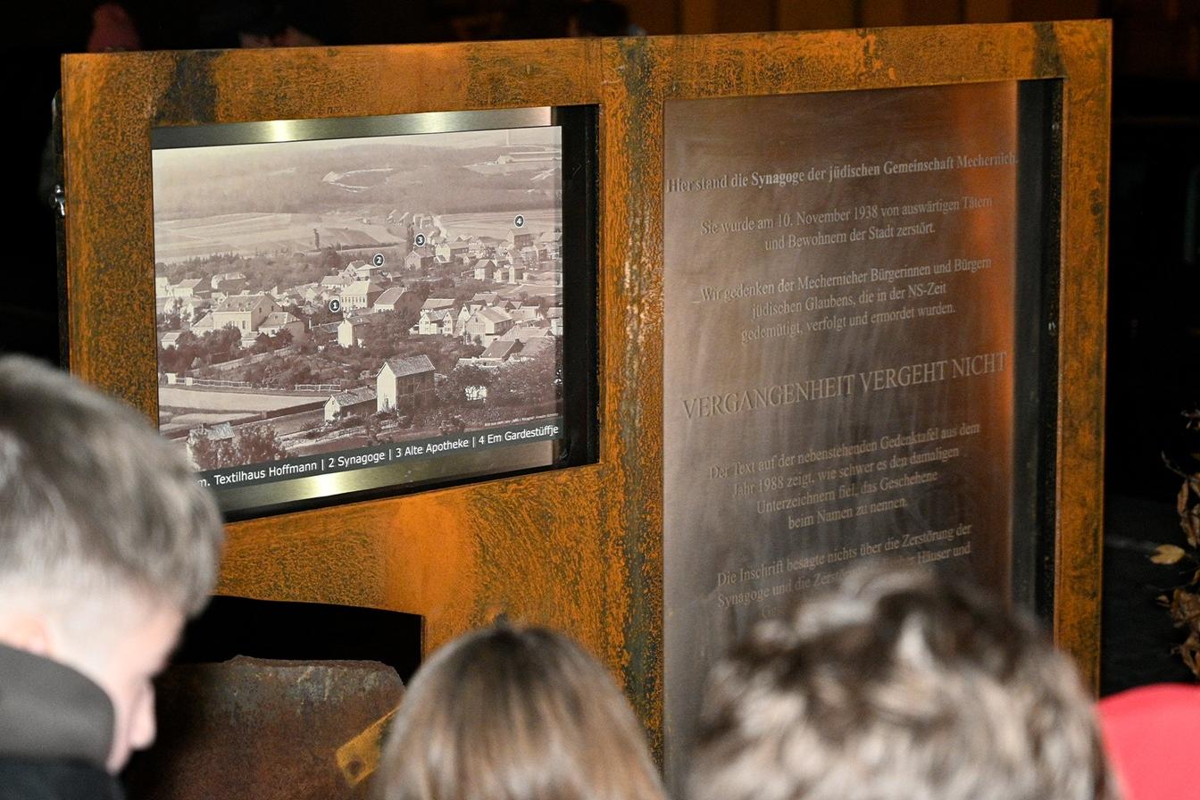 Eine neue Gedenkstele der Arbeitsgruppe „Forschen-Gedenken-Handeln“ wurde im Rahmen des jährlichen Pogrom-Gedenkganges in Mechernich eingeweiht. Sie steht dort, wo exakt 87 Jahre zuvor die Synagoge zerstört worden war.