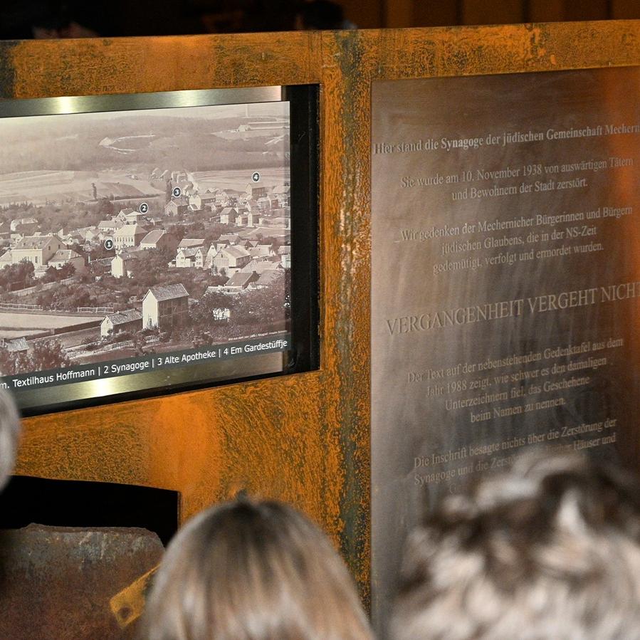 Eine neue Gedenkstele der Arbeitsgruppe „Forschen-Gedenken-Handeln“ wurde im Rahmen des jährlichen Pogrom-Gedenkganges in Mechernich eingeweiht. Sie steht dort, wo exakt 87 Jahre zuvor die Synagoge zerstört worden war.