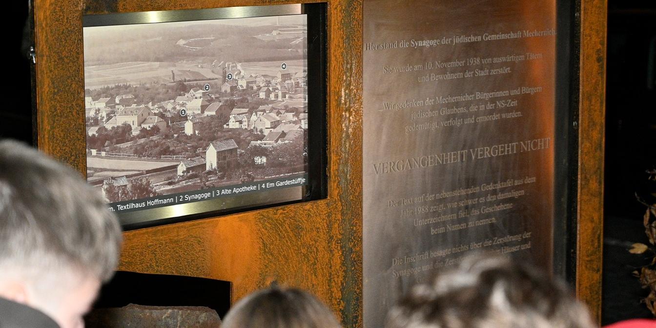 Eine neue Gedenkstele der Arbeitsgruppe „Forschen-Gedenken-Handeln“ wurde im Rahmen des jährlichen Pogrom-Gedenkganges in Mechernich eingeweiht. Sie steht dort, wo exakt 87 Jahre zuvor die Synagoge zerstört worden war.