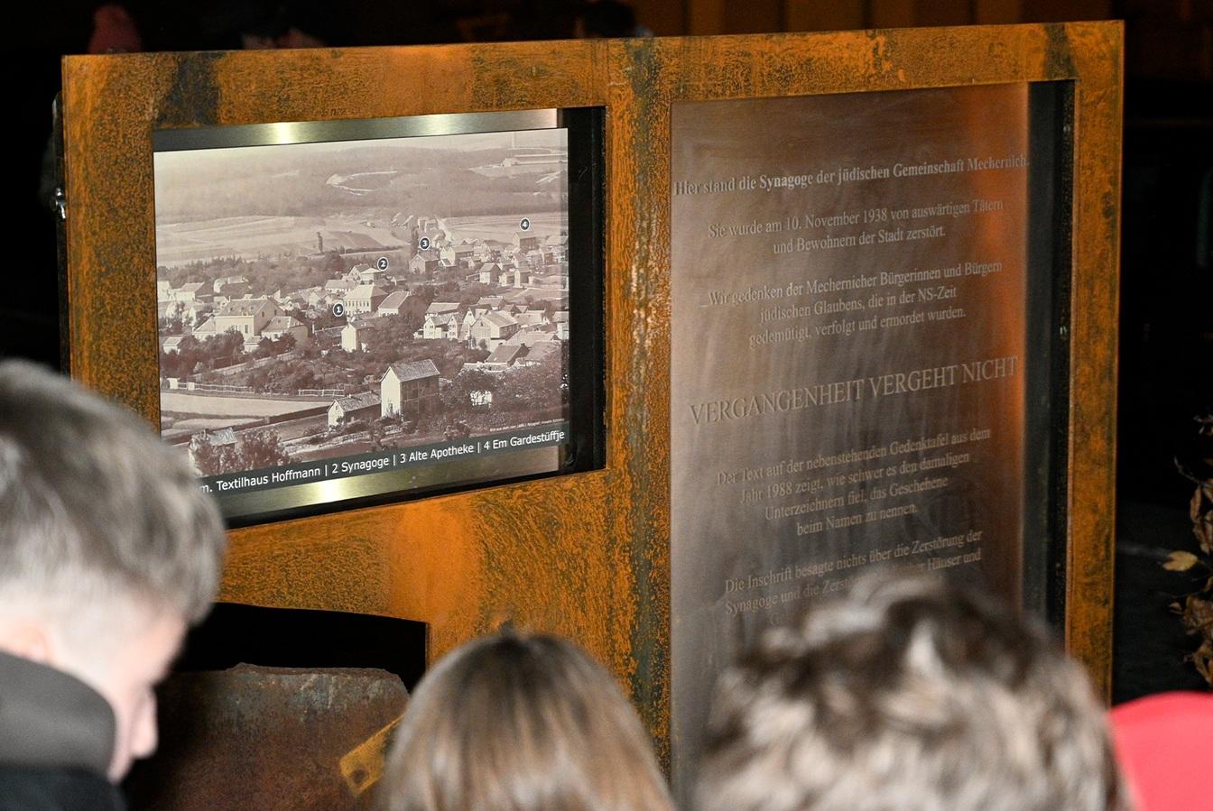 Eine neue Gedenkstele der Arbeitsgruppe „Forschen-Gedenken-Handeln“ wurde im Rahmen des jährlichen Pogrom-Gedenkganges in Mechernich eingeweiht. Sie steht dort, wo exakt 87 Jahre zuvor die Synagoge zerstört worden war.