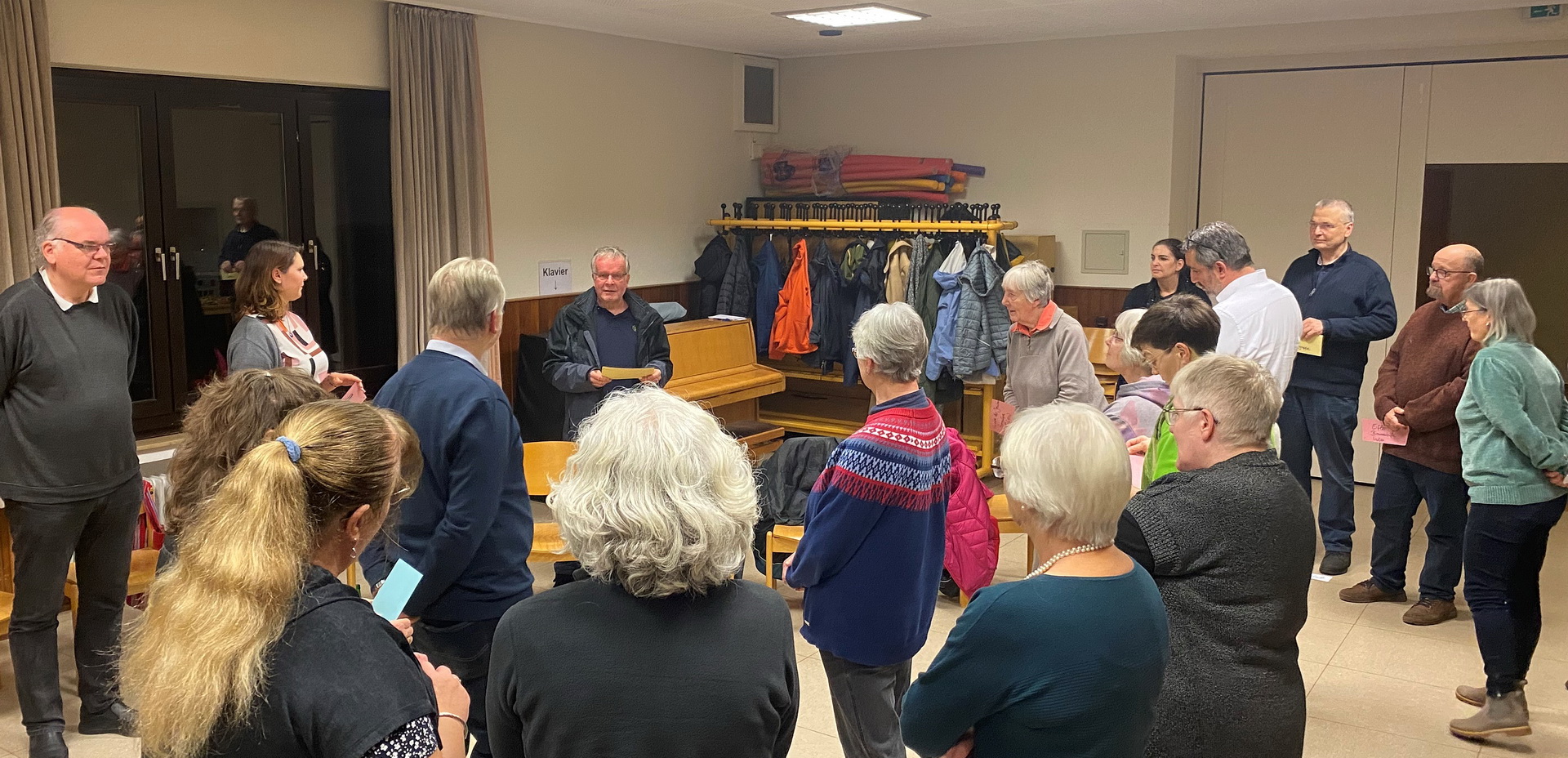 Vertreter verschiedener kirchlicher Gruppierungen, so genannten „Orten von Kirche“ platzierten sich zu verschiedenen Fragen an verschiedenen Orten im großen Saal des Mechernicher Johanneshauses. (c) Foto: Cordula Waberczek/pp/Agentur ProfiPress