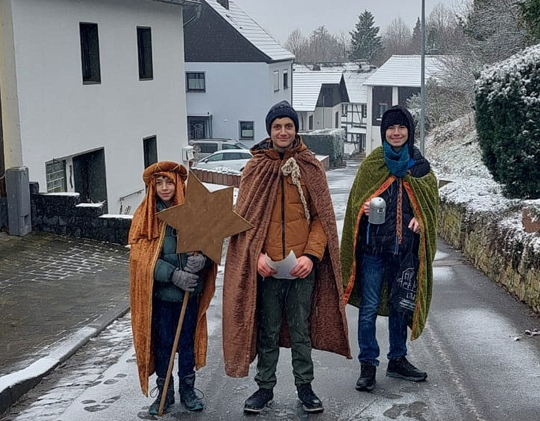 Auch im winterlich verschneiten Kallmuth waren die Sternsinger unterwegs. (c) Foto: Robert Ohlerth/pp/Agentur ProfiPress