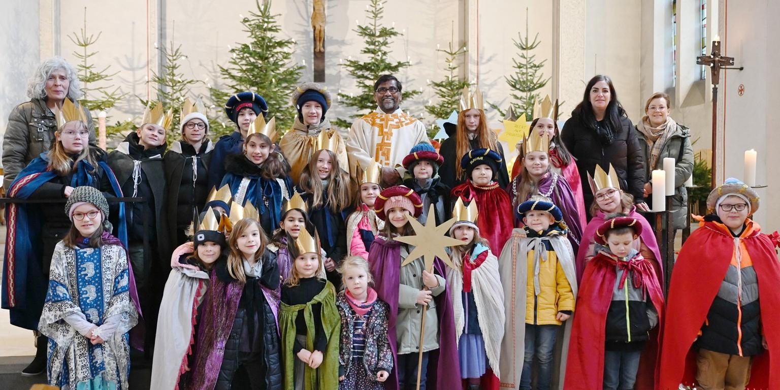 Sternsinger 2025 mit Father Stephen (m.), Agnes Peters (l.) sowie Ramona Averbeck und Claudia Simon (v.r.) vom Familienmesskreis Mechernich.