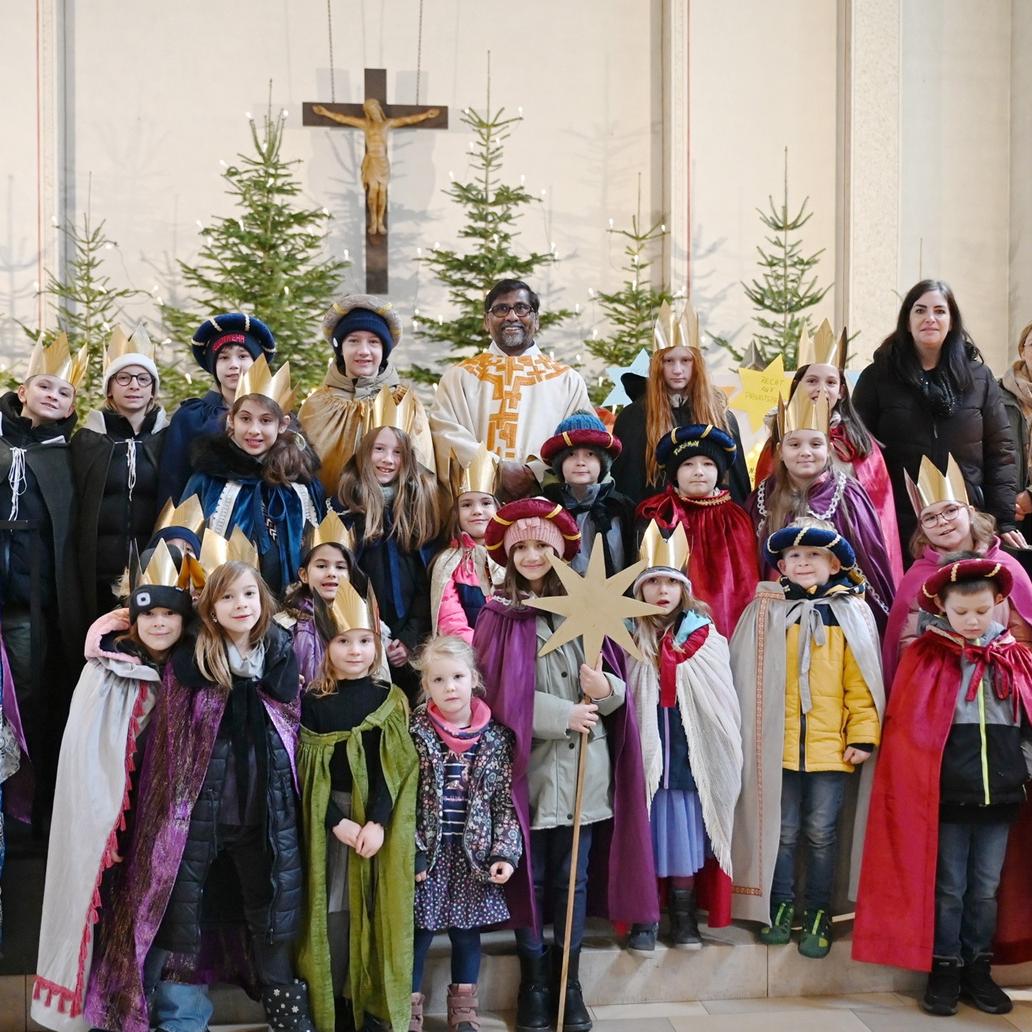 Sternsinger 2025 mit Father Stephen (m.), Agnes Peters (l.) sowie Ramona Averbeck und Claudia Simon (v.r.) vom Familienmesskreis Mechernich.
