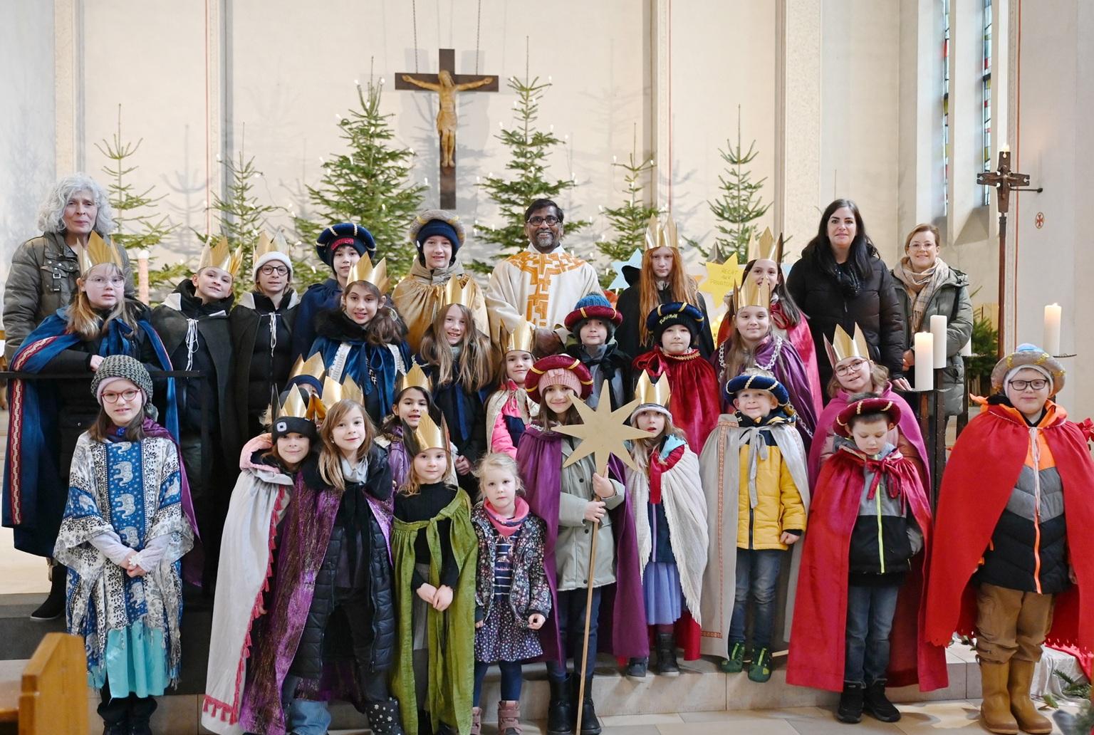 Sternsinger 2025 mit Father Stephen (m.), Agnes Peters (l.) sowie Ramona Averbeck und Claudia Simon (v.r.) vom Familienmesskreis Mechernich.