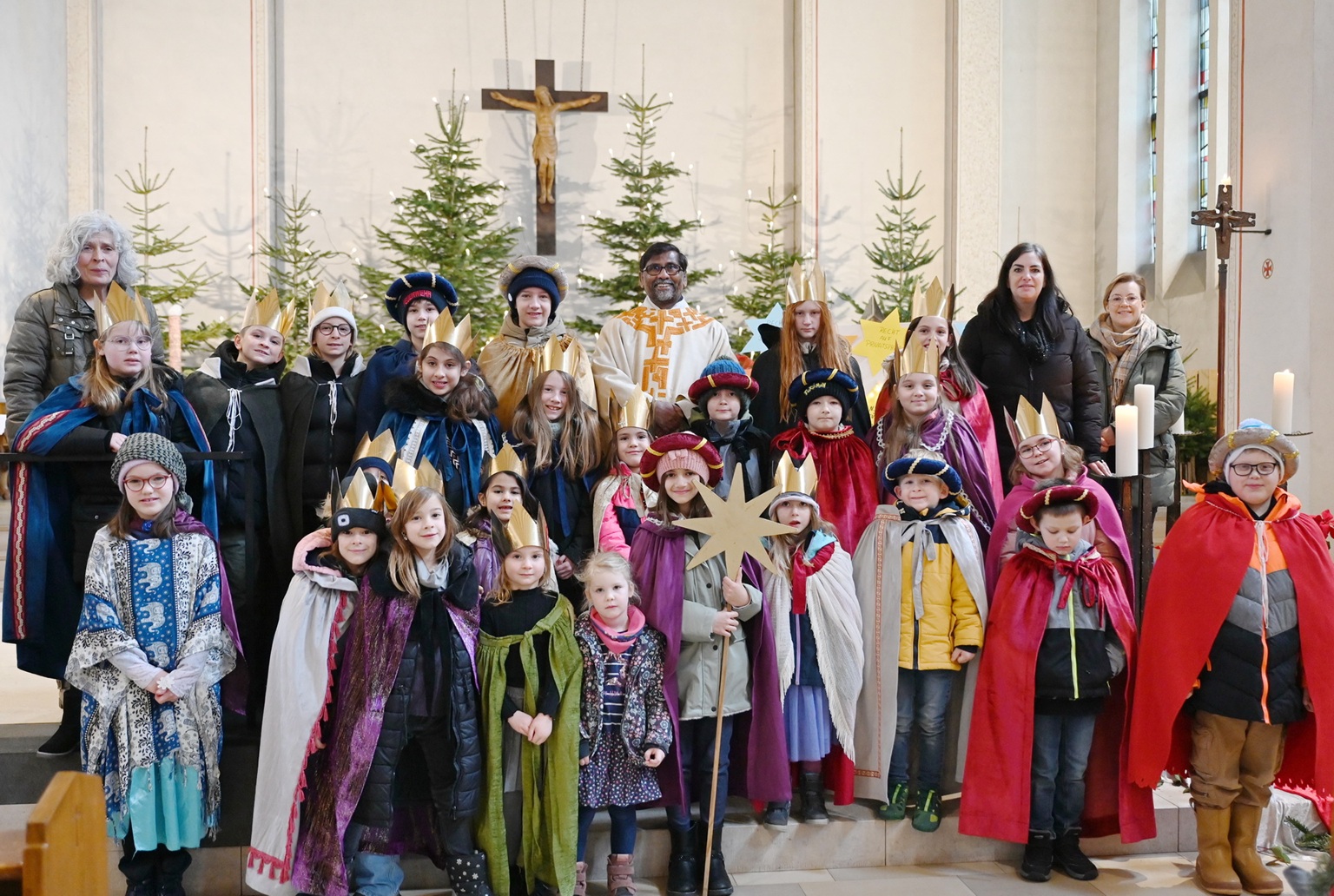 Sternsinger 2025 mit Father Stephen (m.), Agnes Peters (l.) sowie Ramona Averbeck und Claudia Simon (v.r.) vom Familienmesskreis Mechernich. (c) Foto: Carina Milz/pp/Agentur ProfiPress