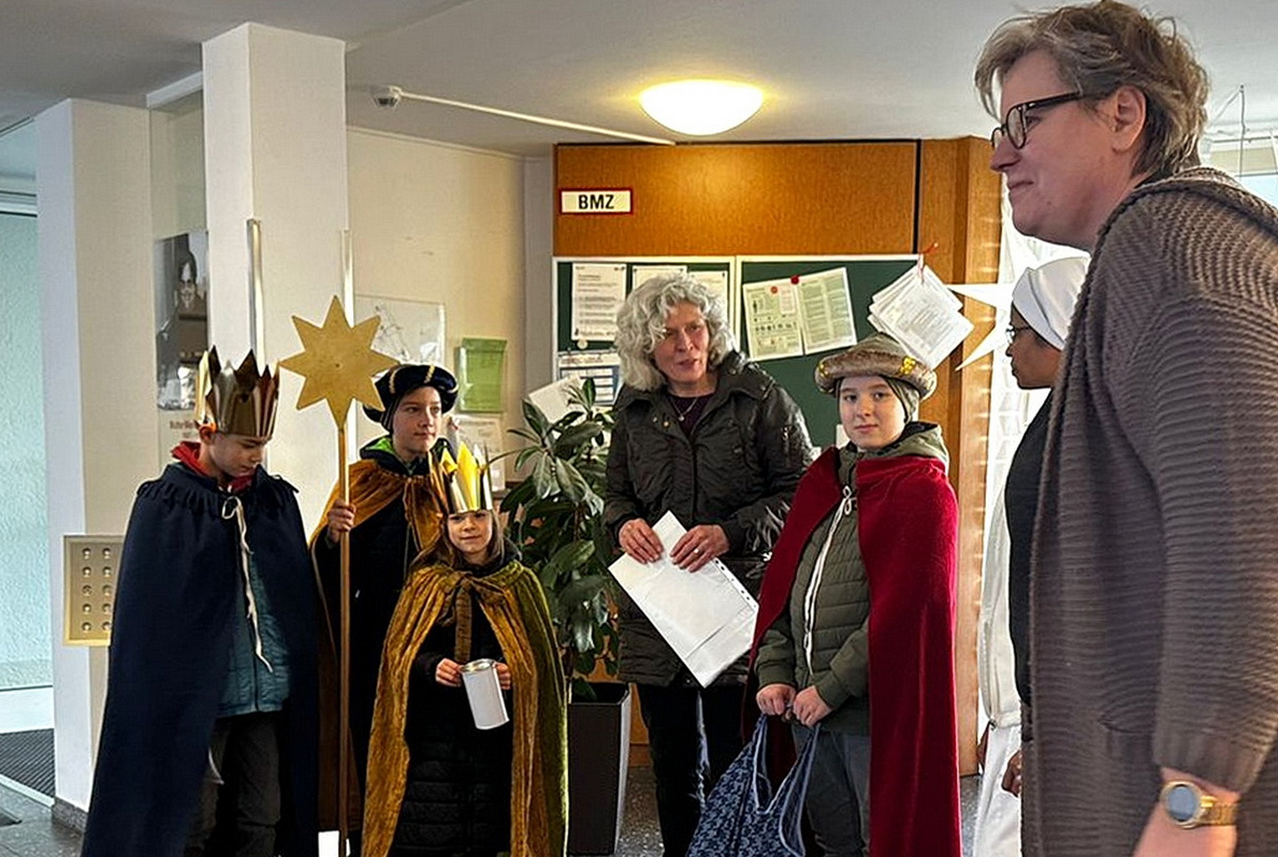 Agnes Peters mit einer Sternsinger-Gruppe im Foyer der Langzeitpflegeinrichtung Communio in Christo an der Bruchgasse. (c) Archivfoto: pp/Agentur ProfiPress