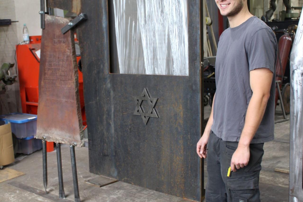 Der 23-jährige Metallbaumeister Jannis Müller aus Hostel schuf das neue Mahnmal aus Cortenstahl, in das die bisherige Stele und auf ansprechende Weise künstlerisch integriert wurde.