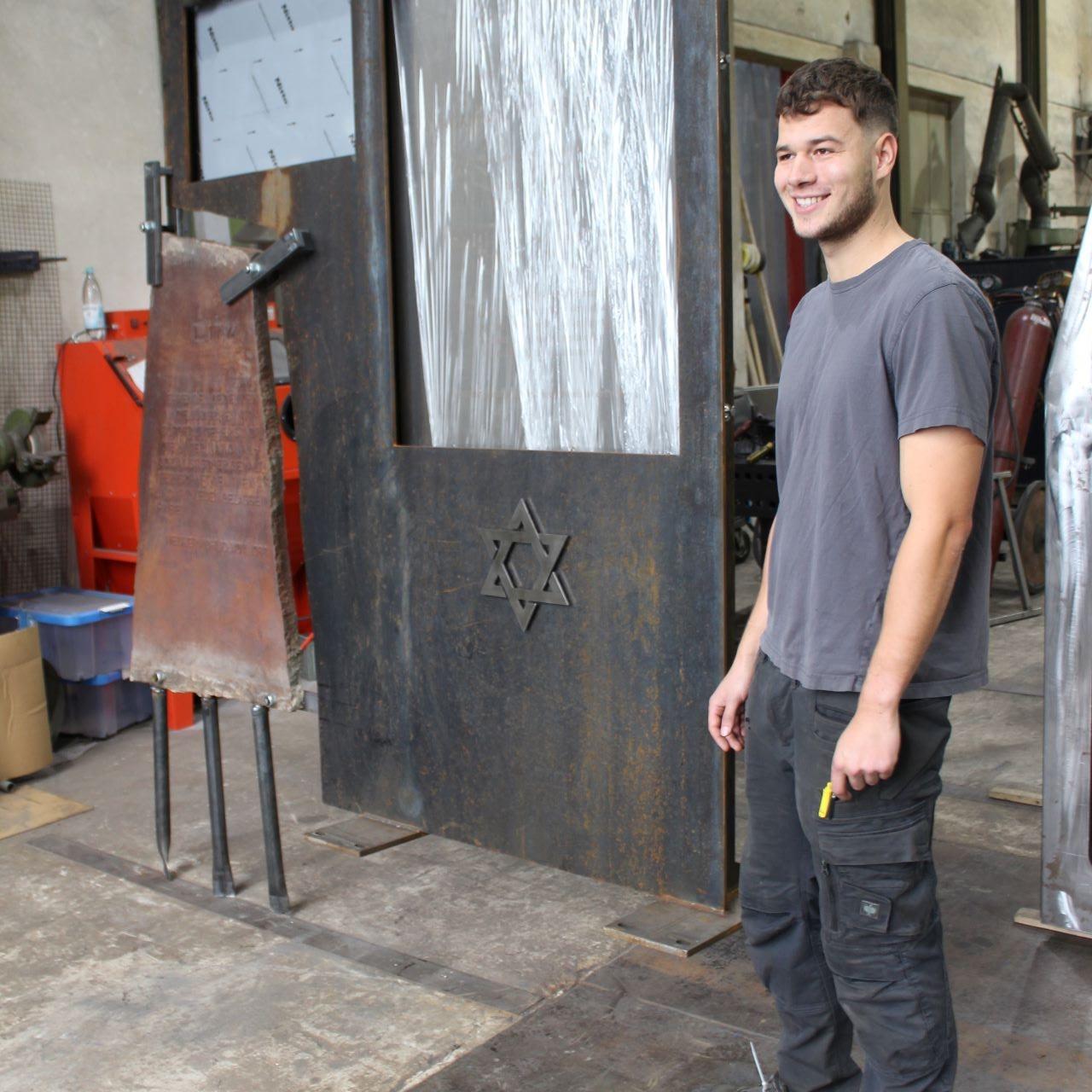 Der 23-jährige Metallbaumeister Jannis Müller aus Hostel schuf das neue Mahnmal aus Cortenstahl, in das die bisherige Stele und auf ansprechende Weise künstlerisch integriert wurde.