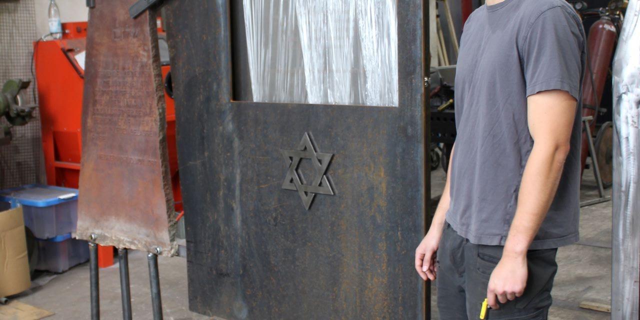 Der 23-jährige Metallbaumeister Jannis Müller aus Hostel schuf das neue Mahnmal aus Cortenstahl, in das die bisherige Stele und auf ansprechende Weise künstlerisch integriert wurde.
