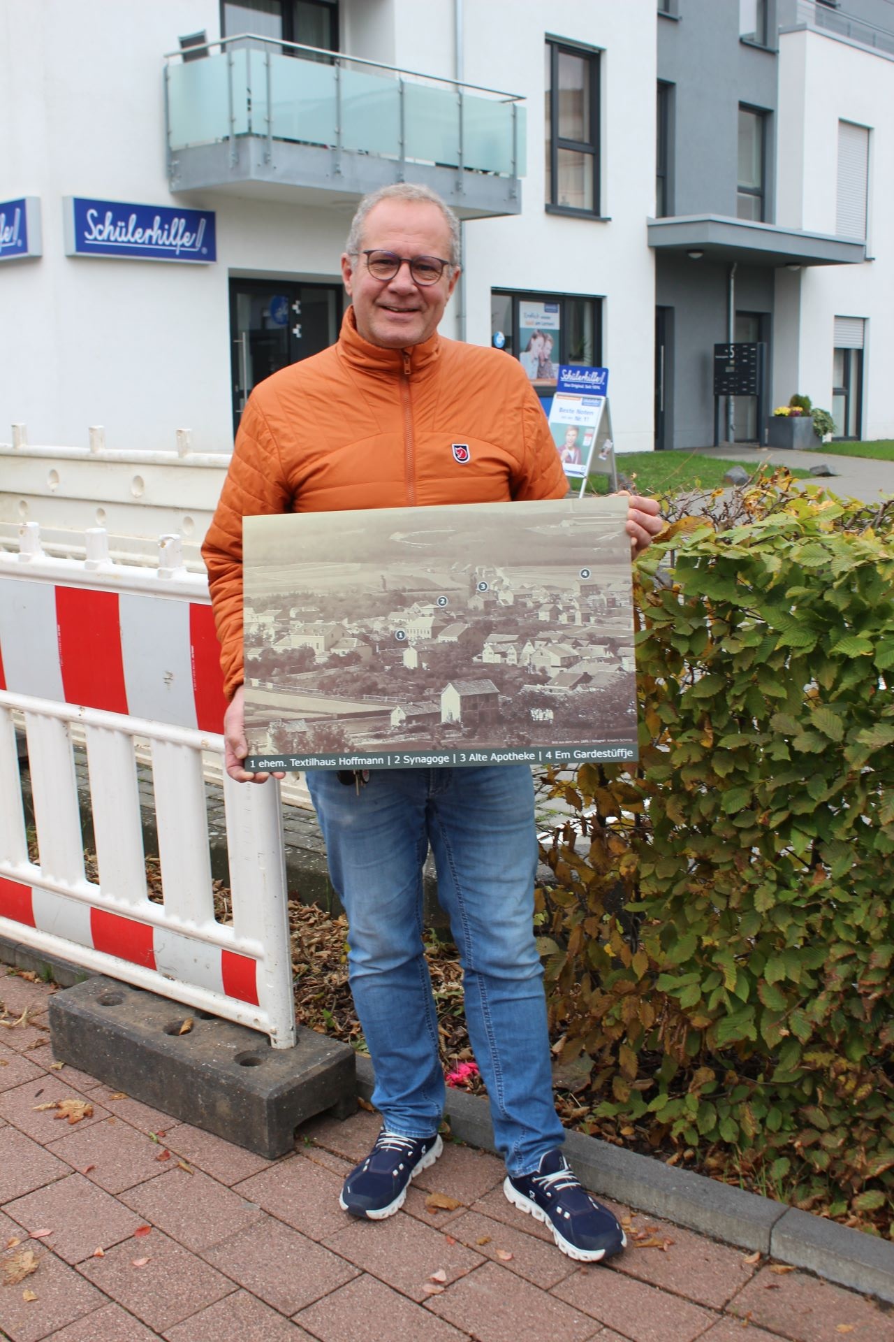 Rainer Schulz an dem Punkt in der Rathergasse, ungefähr gegenüber der Apotheke, wo sich die jüdische Synagoge befand, die im Jahr 1938 gewaltsam zerstört wurde. Hier beginnt der historische Gedenkgang. (c) Foto: Kerstin Rottland/pp/Agentur ProfiPress