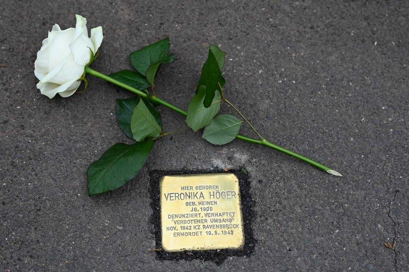Ein Stolperstein für Veronika Höger geb. Heinen erinnert seit Sonntag in Voißel an das Schicksal der 43 Jahre jungen Frau, die in Hellenthal-Eichen denunziert und aller Wahrscheinlichkeit nach im Frauen-KZ Ravensbrück ermordet wurde.