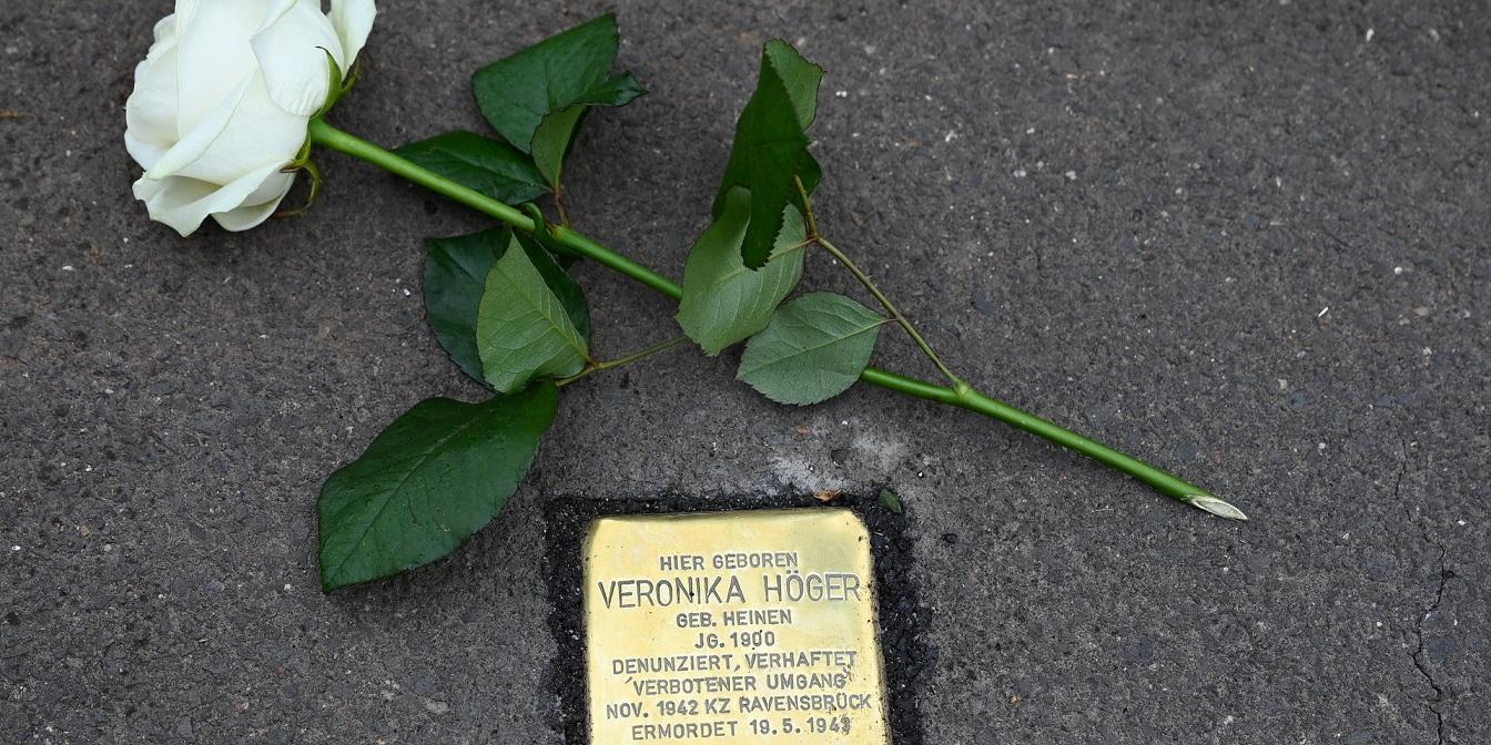 Ein Stolperstein für Veronika Höger geb. Heinen erinnert seit Sonntag in Voißel an das Schicksal der 43 Jahre jungen Frau, die in Hellenthal-Eichen denunziert und aller Wahrscheinlichkeit nach im Frauen-KZ Ravensbrück ermordet wurde.