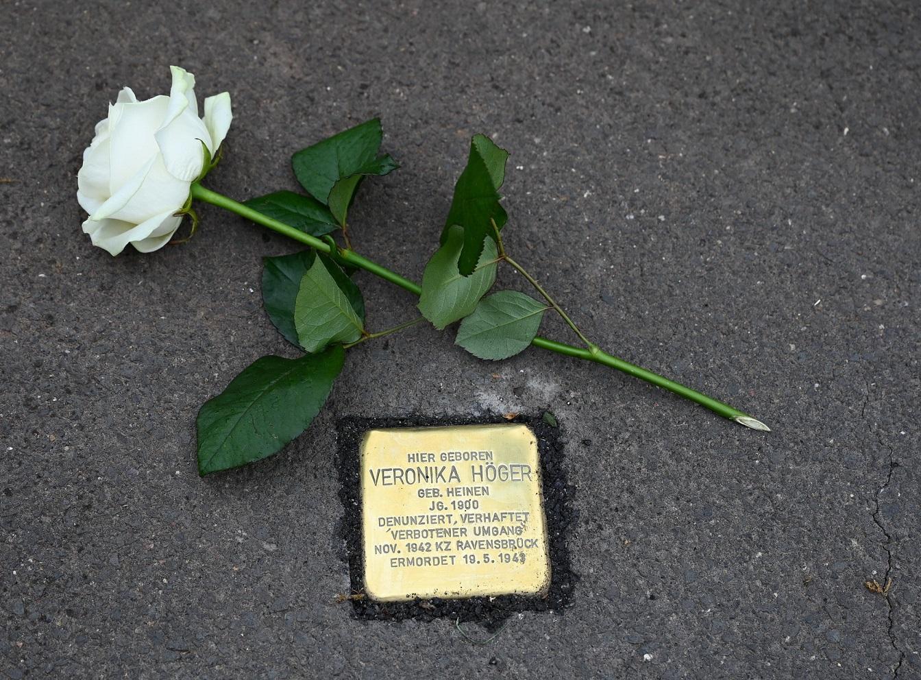 Ein Stolperstein für Veronika Höger geb. Heinen erinnert seit Sonntag in Voißel an das Schicksal der 43 Jahre jungen Frau, die in Hellenthal-Eichen denunziert und aller Wahrscheinlichkeit nach im Frauen-KZ Ravensbrück ermordet wurde.