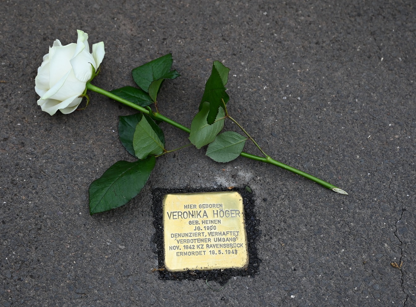 Ein Stolperstein für Veronika Höger geb. Heinen erinnert seit Sonntag in Voißel an das Schicksal der 43 Jahre jungen Frau, die in Hellenthal-Eichen denunziert und aller Wahrscheinlichkeit nach im Frauen-KZ Ravensbrück ermordet wurde. (c) Foto: Manfred Lang/pp/Agentur ProfiPress