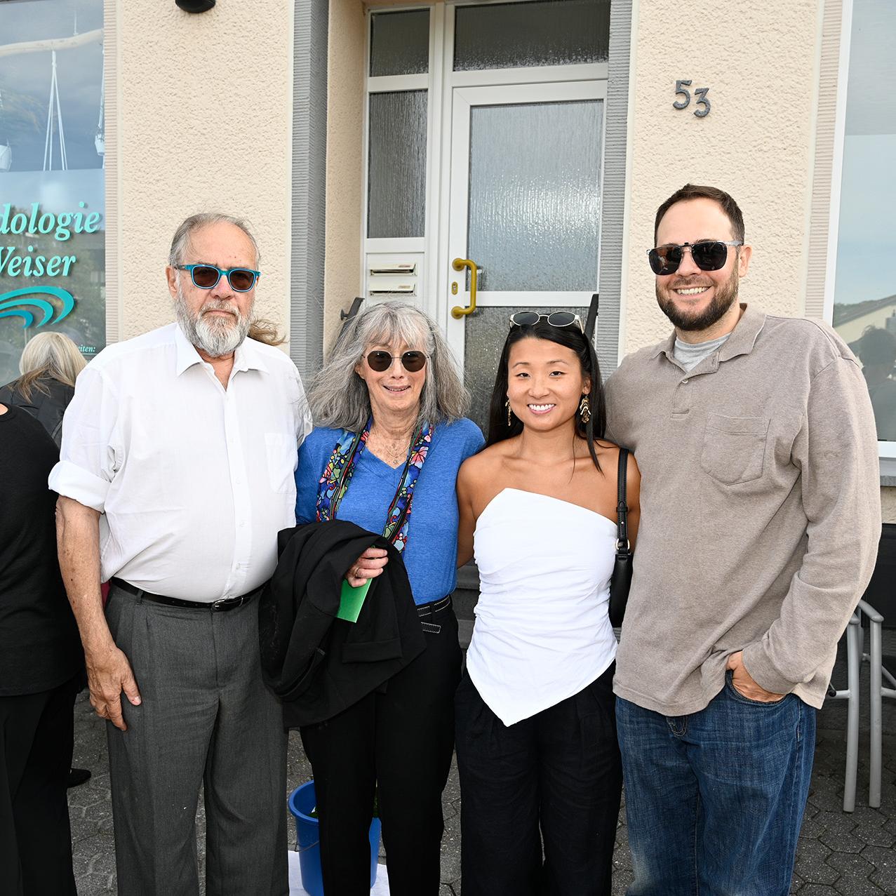 Waren extra aus Colorado angereist, um die Stolpersteine für ihre Vorfahren vor deren ehemaligem Haus in der Bahnstraße 53 einzuweihen: (v. l.) Jim Vacca, Jacky Schwarz, Emma Schwarz und Daniel Vacca.