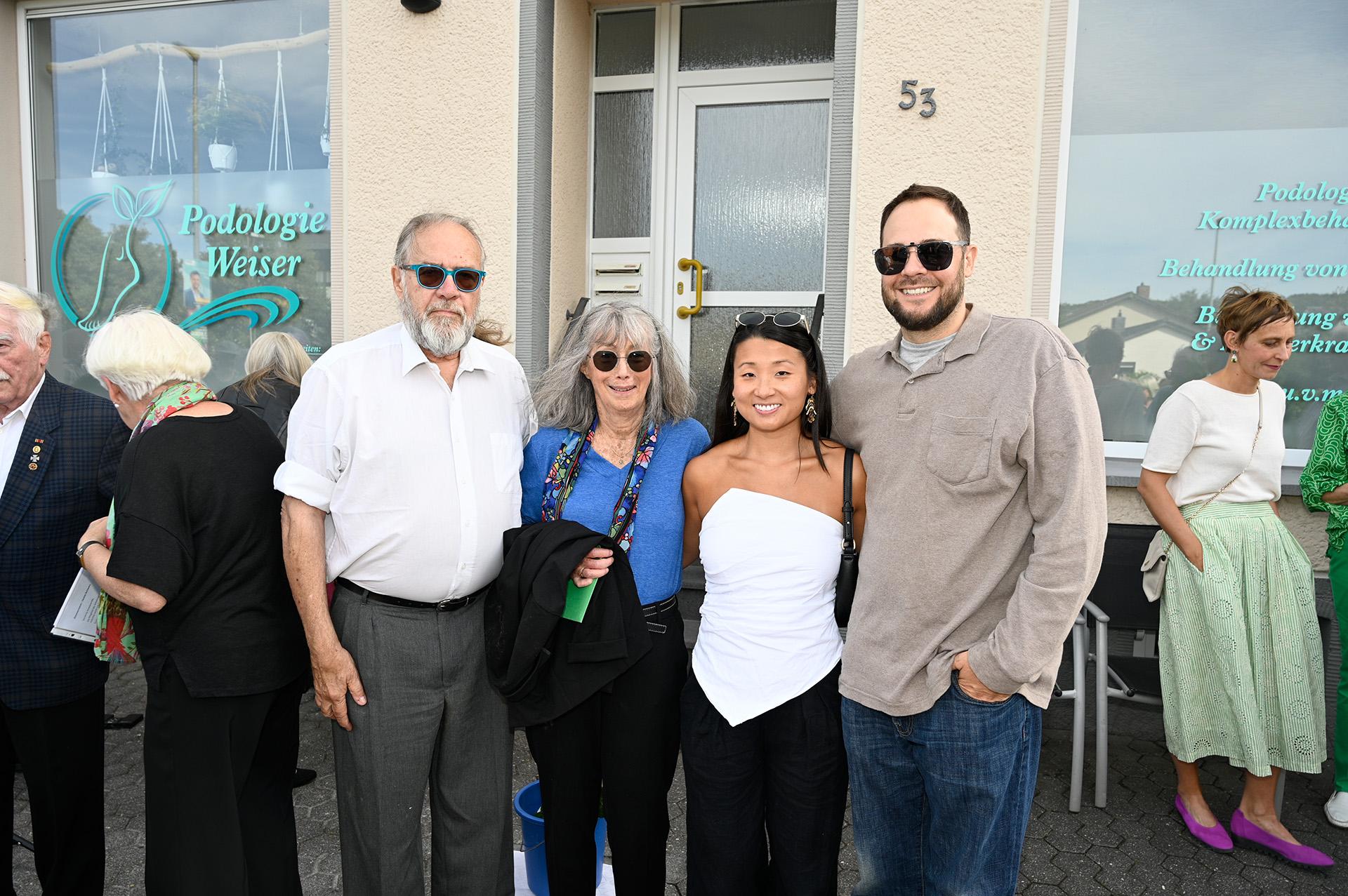 Waren extra aus Colorado angereist, um die Stolpersteine für ihre Vorfahren vor deren ehemaligem Haus in der Bahnstraße 53 einzuweihen: (v. l.) Jim Vacca, Jacky Schwarz, Emma Schwarz und Daniel Vacca.