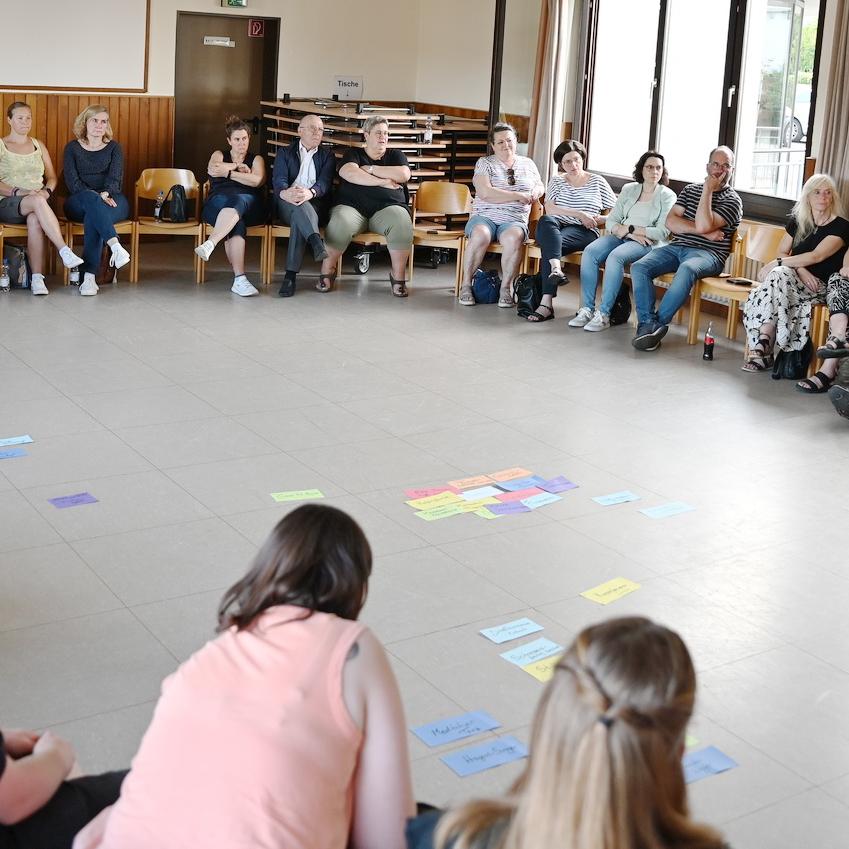 Knapp 40 Vertreterinnen und Vertreter aus den mittlerweile 54 „Orten von Kirche“ im Pastoralen Raum Mechernich kamen am vergangenen Freitag im Johanneshaus zur vierten Vollversammlung zusammen.