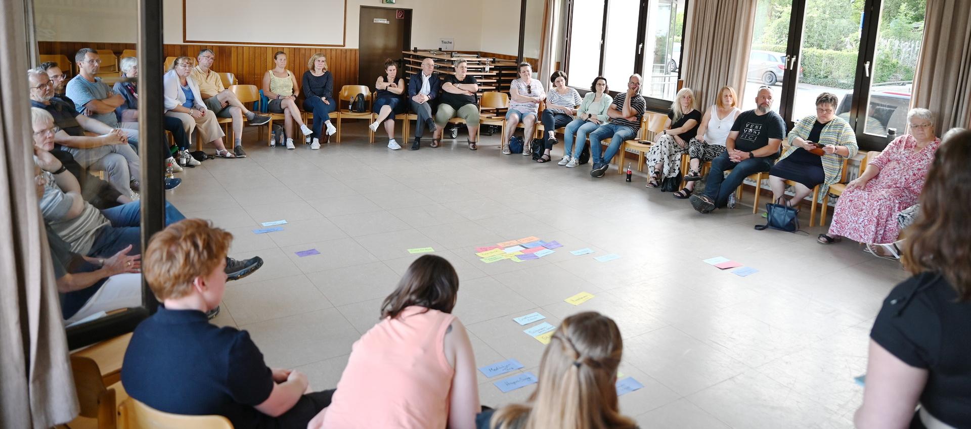 Knapp 40 Vertreterinnen und Vertreter aus den mittlerweile 54 „Orten von Kirche“ im Pastoralen Raum Mechernich kamen am vergangenen Freitag im Johanneshaus zur vierten Vollversammlung zusammen.