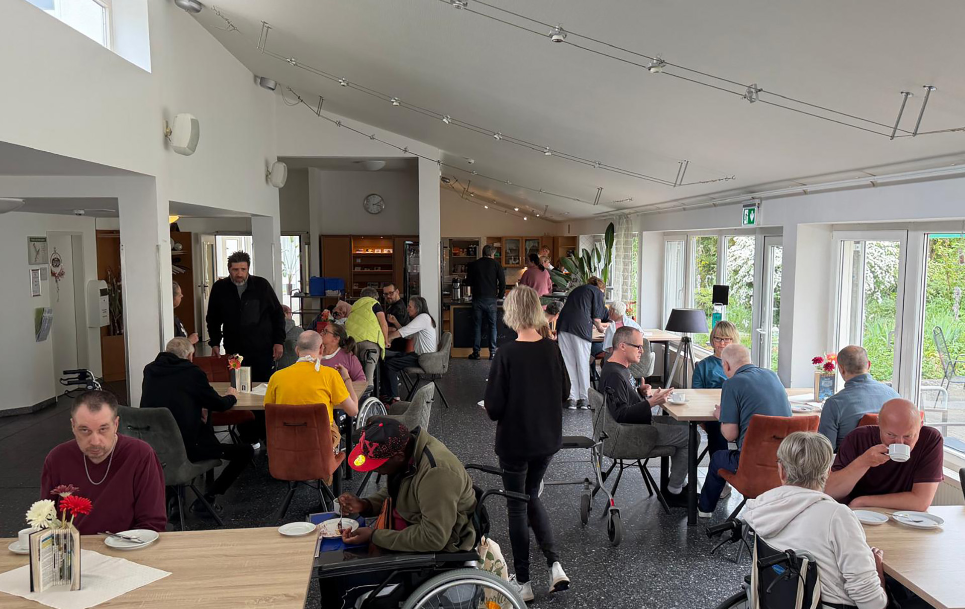 Beim „Süßen Nachmittag“ in der Langzeitpflege des Mechernicher Sozialwerk Communio in Christo e.V. genossen Bewohnerinnen und Bewohner Waffeln, Crêpes und Musik. (c) Foto: Sozialwerk Communio in Christo e.V./pp/Agentur ProfiPress
