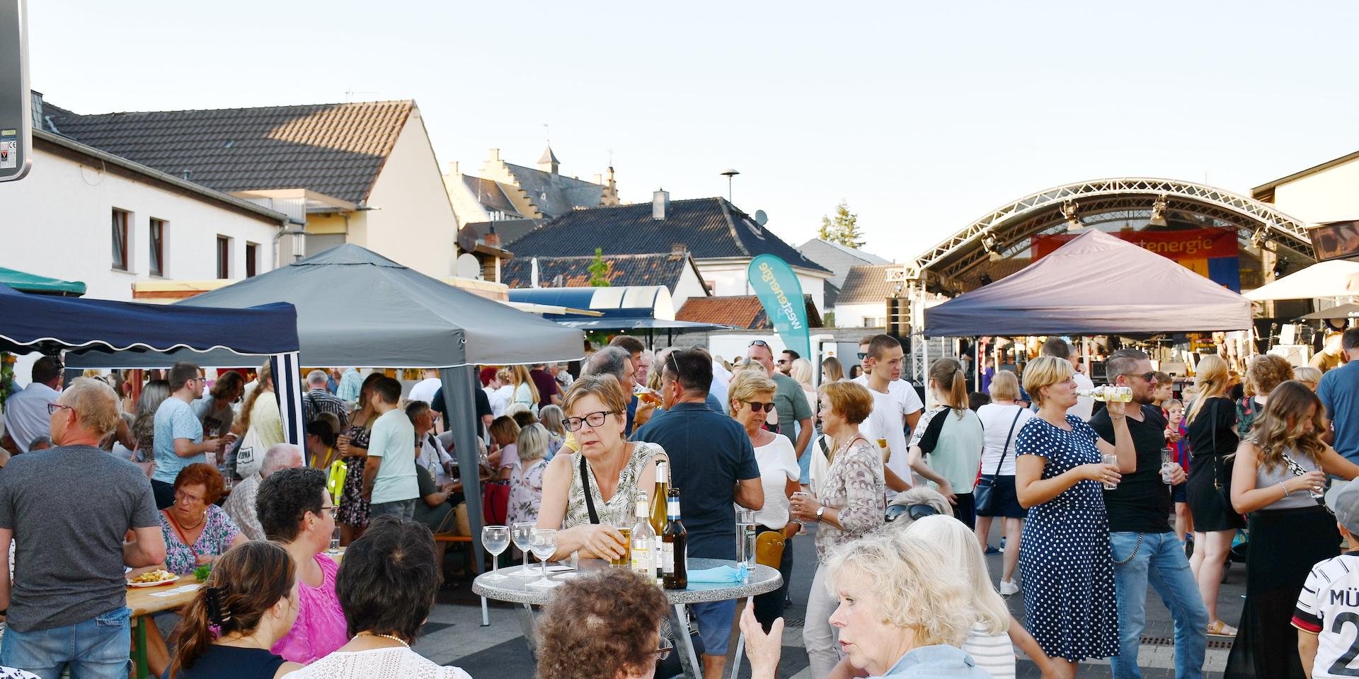 Ein kostenloses Seminar über Veranstaltungssicherheit für Vereine aus der Stadt Mechernich bietet die Ehrenamtsagentur des Kreises Euskirchen am Dienstag, 6. Mai, von 18 bis 20 Uhr im Nettersheimer Kloster an. Hier ein Bild vom Mechernicher Stadtfest 2022 in Kommern.