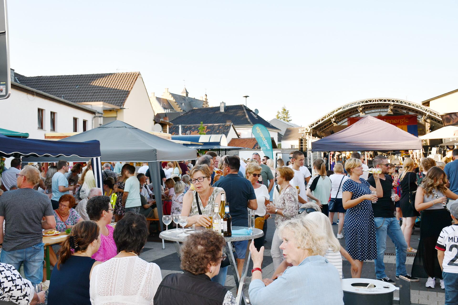 Ein kostenloses Seminar über Veranstaltungssicherheit für Vereine aus der Stadt Mechernich bietet die Ehrenamtsagentur des Kreises Euskirchen am Dienstag, 6. Mai, von 18 bis 20 Uhr im Nettersheimer Kloster an. Hier ein Bild vom Mechernicher Stadtfest 2022 in Kommern.