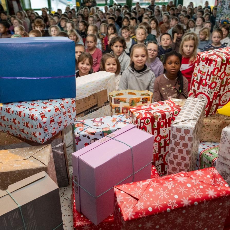 Ganz schön viele Pakete für die Tafel lagen auf der Bühne in der Lückerather Grundschule, wo die Schülerinnen und Schüler zu einer kleinen Weihnachtsfeier zusammengekommen waren.