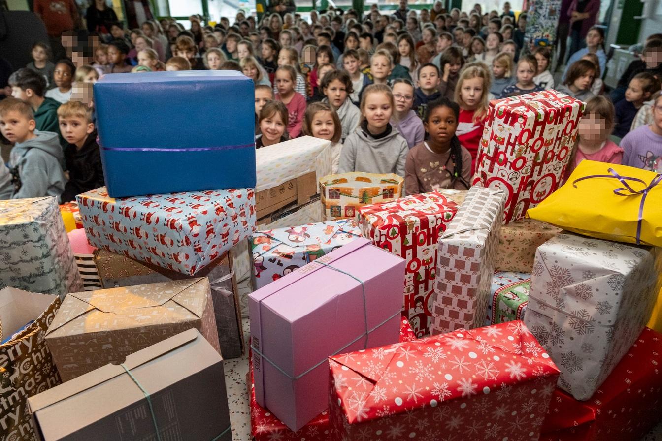 Ganz schön viele Pakete für die Tafel lagen auf der Bühne in der Lückerather Grundschule, wo die Schülerinnen und Schüler zu einer kleinen Weihnachtsfeier zusammengekommen waren.